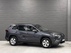 Mörkgrå (grå) Begagnad 2020 Toyota RAV4 Hybrid Active SUV | 359 900 kr (Marknadspris)