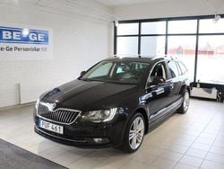 Svart Begagnad 2015 Skoda Superb Kombi | 147 000 kr (Marknadspris)