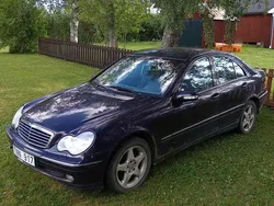 Blå Begagnad 2003 Mercedes C200 Avantgarde Sedan | 20 000 kr (Marknadspris)