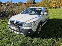 Vit Begagnad 2013 Skoda Octavia Scout Kombi | 79 000 kr (Superpris)