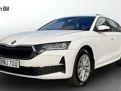 Vit Begagnad 2024 Skoda Octavia Selection Kombi | 269 900 kr (Marknadspris)