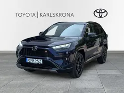 Mörkblå (blå) Begagnad 2025 Toyota RAV4 Hybrid Sport SUV | 499 000 kr (Bra pris)