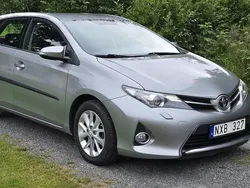 Grå Begagnad 2013 Toyota Auris Halvkombi | 117 000 kr (Dyr)
