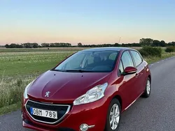 Röd Begagnad 2013 Peugeot 208 Halvkombi | 54 900 kr (Marknadspris)
