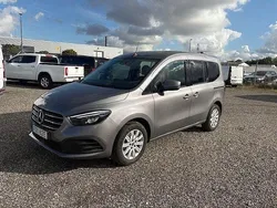 Grå Begagnad 2023 Mercedes T180 Minibuss | 279 000 kr