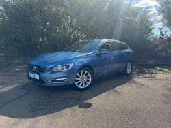 Blå Begagnad 2014 Volvo V60 Summum Kombi | 137 500 kr (Marknadspris)