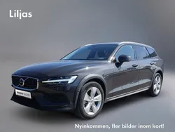 Grå Begagnad 2024 Volvo V60 CC Core Kombi | 424 900 kr (Marknadspris)