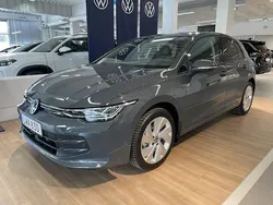 Mörkgrå (dolphin grey metallic) Ny 2025 VW Golf VIII Life Halvkombi | 353 200 kr (Marknadspris)