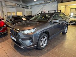 Mörkgrå (grön) Begagnad 2023 Toyota RAV4 Hybrid Active SUV | 379 900 kr (Marknadspris)