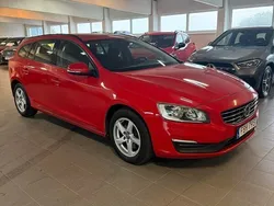 Röd Begagnad 2015 Volvo V60 Kinetic Kombi | 109 900 kr (Marknadspris)