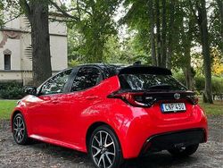 Röd Begagnad 2020 Toyota Yaris Hybrid Edition Halvkombi | 209 800 kr (Marknadspris)