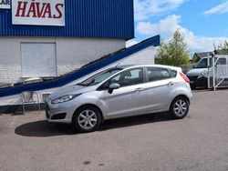 Ljusgrå (grå) Begagnad 2015 Ford Fiesta Trend Halvkombi | 59 500 kr (Marknadspris)
