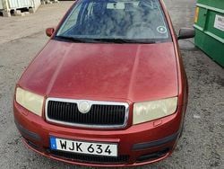 Röd Begagnad 2005 Skoda Fabia Halvkombi | 22 000 kr (Lite dyr)