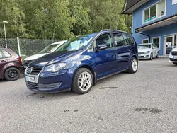Mörkblå Begagnad 2009 VW Touran Trendline Minibuss | 79 900 kr (Marknadspris)