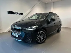 Svart Begagnad 2023 BMW 225 Active Tourer M Sport Minibuss | 459 000 kr