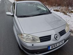 Ljusgrå (grå) Begagnad 2005 Renault Mégane Cabriolet Cab | 34 900 kr (Marknadspris)