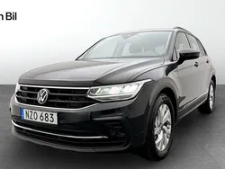 Grå Begagnad 2023 VW Tiguan Life SUV | 314 900 kr (Marknadspris)