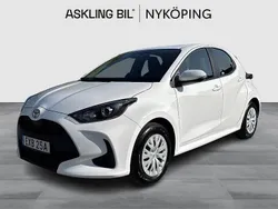 Vit Begagnad 2024 Toyota Yaris Hybrid Active Halvkombi | 239 000 kr (Marknadspris)