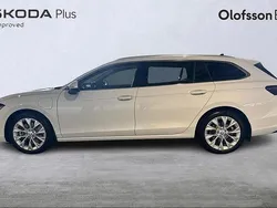 Vit Begagnad 2024 Skoda Superb Kombi | 449 900 kr (Dyr)