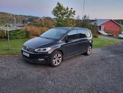 Svart Begagnad 2017 VW Touran Minibuss | 98 800 kr (Marknadspris)