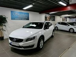 Vit Begagnad 2016 Volvo V60 CC Momentum Kombi | 199 000 kr (Superpris)