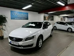 Vit Begagnad 2016 Volvo V60 CC Momentum Kombi | 199 000 kr (Superpris)