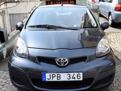 Mörkgrå (grå) Begagnad 2010 Toyota Aygo Halvkombi | 42 800 kr (Marknadspris)