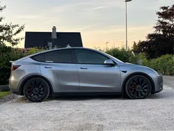 Grå Begagnad 2023 Tesla Model Y Performance SUV | 469 000 kr (Bra pris)