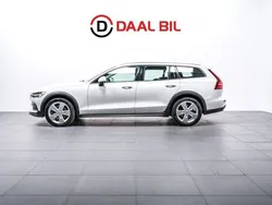Vit Begagnad 2019 Volvo V60 CC Kombi | 269 700 kr (Marknadspris)