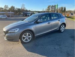 Grå Begagnad 2017 Volvo V40 Momentum Halvkombi | 130 000 kr (Marknadspris)
