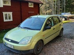 Grön Begagnad 2005 Ford Fiesta Halvkombi | 8 500 kr (Marknadspris)
