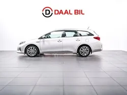 Vit Begagnad 2013 Toyota Auris Touring Sports Executive Kombi | 119 700 kr (Marknadspris)