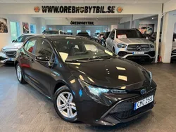 Svart Begagnad 2020 Toyota Corolla Hybrid Active Halvkombi | 224 800 kr (Marknadspris)