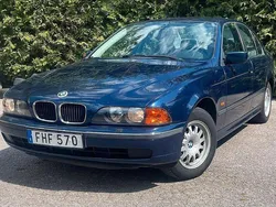 Mörkblå Begagnad 1998 BMW 520 Sedan | 39 899 kr