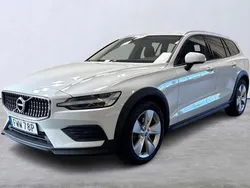 Vit Begagnad 2022 Volvo V60 CC Kombi | 299 900 kr (Marknadspris)