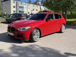 Röd Begagnad 2014 BMW 116 Halvkombi | 90 000 kr (Marknadspris)