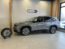 Grå (river rock pearl ) Ny 2025 Subaru Forester SUV | 473 300 kr (Marknadspris)