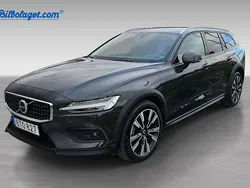 Grå Begagnad 2023 Volvo V60 CC Plus Kombi | 433 000 kr (Dyr)