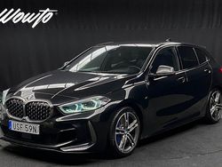 Svart Begagnad 2020 BMW M135 Shadowline Halvkombi | 359 800 kr (Marknadspris)