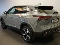 Ljusgrå Begagnad 2022 Nissan Qashqai N-Connecta SUV | 249 500 kr (Bra pris)