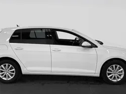 Vit Begagnad 2019 VW Golf VII Halvkombi | 179 980 kr (Marknadspris)