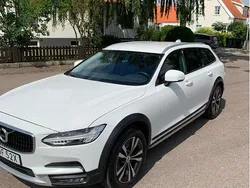 Vit Begagnad 2020 Volvo V90 CC Momentum Kombi | 320 000 kr (Marknadspris)