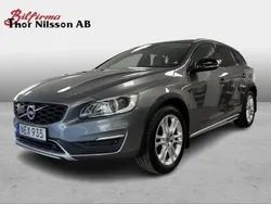 Grå Begagnad 2016 Volvo V60 CC Summum Kombi | 189 500 kr (Marknadspris)