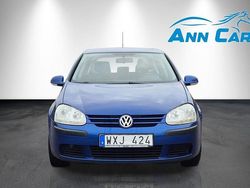 Mörkblå Begagnad 2005 VW Golf V Halvkombi | 39 900 kr (Marknadspris)
