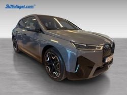 Grå Begagnad 2022 BMW iX Comfort Edition SUV | 649 000 kr (Marknadspris)