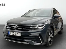 Grå (dolphin grey metallic) Begagnad 2021 VW Tiguan R-line SUV | 369 900 kr (Marknadspris)