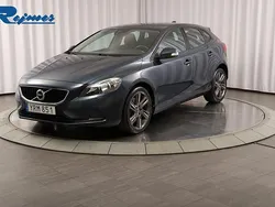 Mörkblå (denim blue metallic) Begagnad 2017 Volvo V40 Business Edition Kombi | 174 100 kr (Marknadspris)