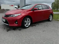 Röd Begagnad 2014 Toyota Auris Edition Halvkombi | 112 500 kr (Marknadspris)