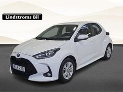 Vit Begagnad 2023 Toyota Yaris Hybrid Active Halvkombi | 234 900 kr (Marknadspris)