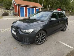 Grå Begagnad 2021 Audi A1 Sportback Proline Halvkombi | 189 750 kr (Marknadspris)